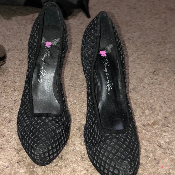 Black velvet lazer cut platform heels. - Picture 2 of 2